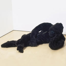 A Cheap and III- Fitting Gorilla Suit - Angus Fairhurst - 1996 - pelliccia sintetica, quotidiani e cartone | Fake fur, newspaper, cardborad 182.8 x 244 x 53 cm - Image credit © The Estate of Angus Fairhurst, courtesy Sadie Coles HQ, London