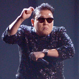 Il cantante sudcoreane Psy si esibisce agli American Music Awards di Los Angeles (Afp)