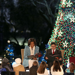 Michelle Obama e l'attore Rico Rodriguez leggono libri ai bambini durante la cerimonia di accensione dell'albero di Natale alla Casa Bianca (Afp)