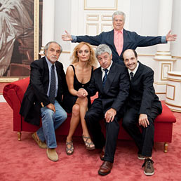 Nella foto i protagonisti della commedia "Se devi dire una bugia dilla ancora più grossa": da sinistra Ninì Salerno, Miriam Mesturino, Antonio Catania, Gianluca Ramazzotti e, in piedi, Raffaele Pisu