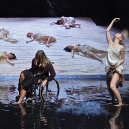 Foto di scena dello spettacolo Crash Troades (© Gabriella Di Tanno)
