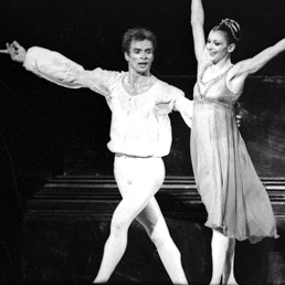 Rudolf Nureyev e Carla Fracci nell'interpretazione di Romeo e Giulietta nel 1981 (Olycom)