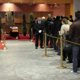 La coda per accedere alla camera ardente di Enzo Jannacci allestita nel foyer del teatro Dal Verme a Milano (Ansa)