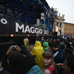 Ragazzi sotto il palco in piazza SanGiovanni durante il concerto del Primo Maggio (Ansa)