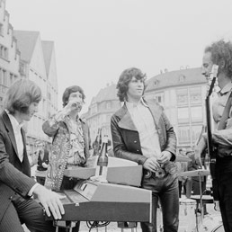 Ray Manzarek è morto: insieme a Jim Morrison fu la 'mente' dei The Doors -  Senigallia Notizie