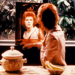 Mick Rock, David Bowie. In Mirror, Beckenham, 1972 © Mick Rock