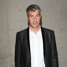 Judy Garland, Marinetti e rock: Maurizio Cattelan si dà alla musica «ma non suona una nota»