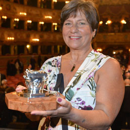 Roberta Bortone, vedova dello scrittore Ugo Riccarelli, con il premio Campiello al Teatro La Fenice di Venezia (Ansa)