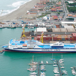 Nuovi Cantieri Apuania. Lo stabilimento  specializzato nella costruzione di traghetti. Attualmente si appresta a realizzare una nave ordinata da Rfi
