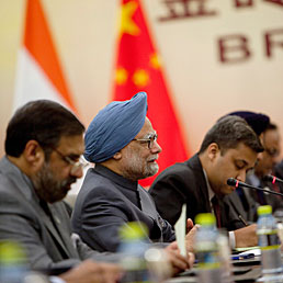 Non più "emergenti", ma "mercati della crescita". I Brics celebrano il loro terzo summit annuale. Nella foto al centro il primo Ministro indiano, Manmohan Singh, durante l'incontro bilaterale con il presidente cinese Hu Jintao in occasione del summit dei Paesi Brics (AP Photo)