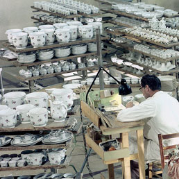Una delle fasi di trattamento delle porcellane alla Richard Ginori di Sesto Fiorentino