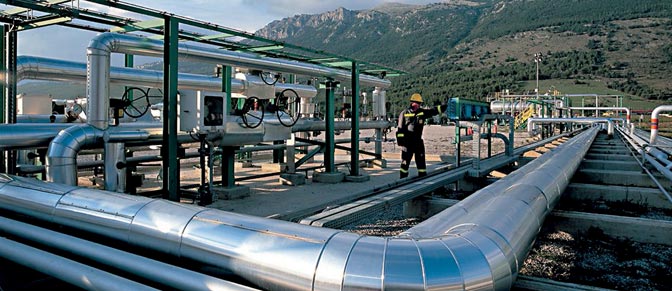 Val d'Agri. L'area del pozzo allestita per la produzione: si tratta del pi grande giacimento petrolifero d'Europa su terraferma, dove l'Eni estrae circa 85mila barili di petrolio al giorno