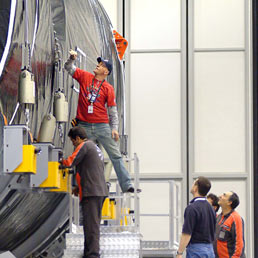 La fabbrica. Interno dello stabilimento di Alenia Aermacchi a Pomigliano d'Arco dove viene realizzata una parte della produzione della fusoliera del Boeing 787 (Imagoeconomica)