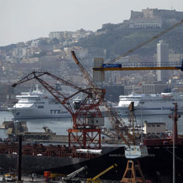 Lo scalo. Nel porto commerciale di Napoli saranno realizzati grandi investimenti infrastrutturali (Ansa)