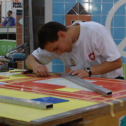 Thomas Gugger impegnato in una delle prove del campionato del mondo di posatori di piastrelle tenutosi a Londra a ottobre 2011