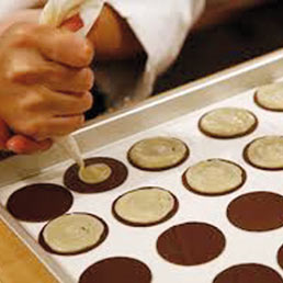 Una fase di lavorazione dei cioccolatini Guido Gobino