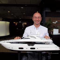 Ferruccio Rossi, ad del gruppo Ferretti, a Cannes, con un modellino di barca di 96 piedi