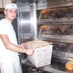 Prodotti da forno tradizionali Marco Rabezzano (nella foto), 24 anni, lavora sin da giovanissimo nell'azienda agricola di famiglia. Ha intravisto un'opportunità di crescita nell'avvio di una panetteria artigianale e tradizionale, in filiera anche con altri produttori locali di grano
