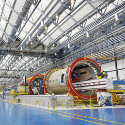 Nell'impianto di Alenia Aermacchi a Grottaglie Monteiasi (Taranto), frutto di ingenti investimenti, si lavora a sette sezioni di fusoliera del Boeing 787 al mese