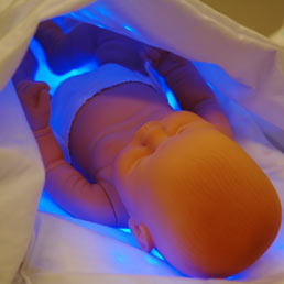 Philips ha realizzato una coperta che emette luce blu per trattare la quantit massima di cute del neonato