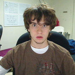 George Hotz. Americano, 22 anni, conosciuto in rete con il nick Geohot. Dopo aver scardinato l'iPhone ha sfidato Sony