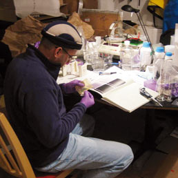 Un biohacker nel suo garage