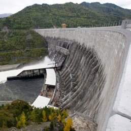 La Russia si apre alle rinnovabili (La stazione idroelettrica di Sayano-Shushenskaya vicina al villaggio di Cheryomushki in Siberia - Reuters)