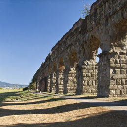 Gli antichi acquedotti romani per produrre energia pulita, un'idea che dagli Appennini arriva negli Usa (Marka)