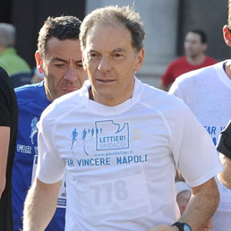 Il candidato sindaco del centrodestra a Napoli Gianni Lettieri (a destra) alla mezza maratona della città partenopea il 17 aprile 2011