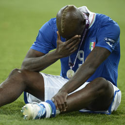 La Spagna «mata» l'Italia. Nella foto Mario Balotelli in lacrime (Afp)