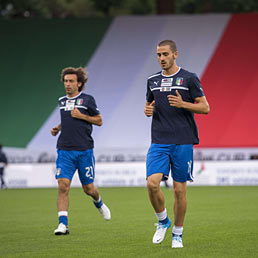 Nella foto Leonardo Bonucci (a destra) e Andrea Pirlo durante una delle ultime sessioni di allenamento in vista del debutto degli azzurri a Euro 2012 (AFP Photo)