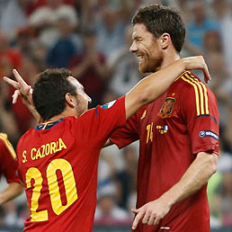 Lo spagnolo Xabi Alonso (a destra), festeggiato dal compagno Cazorla dopo aver segnato il gol su rigore durante la partita dei quarti di Euro 2012 contro la Francia a Donetsk, in Ucraina (AP Photo)