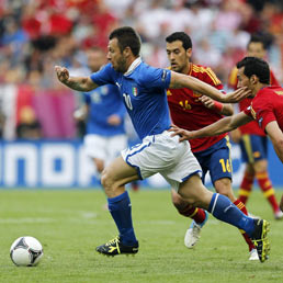 Nella foto Antonio Cassano inseguito dagli avversari durante la sfida con la Spagna del 10 giugno