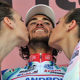 Nella foto Roberto Ferrari sul podio della tappa di Montecatini (AP Photo)