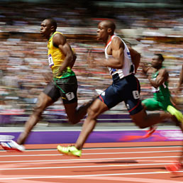 Nella foto un momento della prova dei 100 metri di atletica vinta dal giamaicano Bolt (il primo a sinistra - AP Photo)