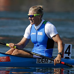 Nella foto l'atleta azzurra Josefa Idem giunta quinta nella finale di canottaggio femminile (AP Photo)