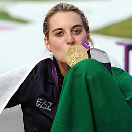 Nella foto l'atleta azzurra Jessica ROssi bacia la medaglia d'oro conquistata nel tiro a volo