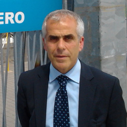 Il commissario Carmine Gallo davanti al Comissariato di Rho-Pero