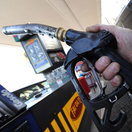 A marzo l'inflazione sale al 2,5%, ai massimi dal 2008. Pesano benzina (+12,7%) e gasolio (+18,5%)