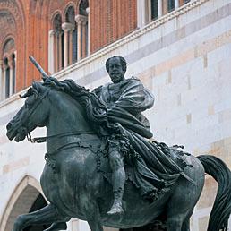 Emilia-Romagna. Artoni:  il lavoro il nodo del futuro. Nella foto la statua equestre di Alessandro Farnese in Piazza Cavalli a Piacenza (Marka)