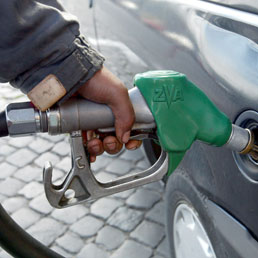 Cala il petrolio ma la verde è sempre più cara. Al Sud tocca 1,61 euro - L'enigma del prezzo carburanti (Foto Ansa Brambatti)