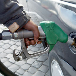 Benzina, nuovi aumenti in arrivo. Federconsumatori-Adfusbef: 471 un euro in più all'anno