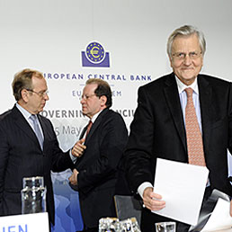 La Bce lascia i tassi all'1,25%. E per gli esperti anche a giugno non toccherà il costo del denaro. Nella foto il presidente della Bce Jean-Claude Trichet e, alle sue spalle, il governatore della Banca di Finlandia, Erkki Liikanen (a sinistra) con il vicepresidente della Bce Vitor Constancio (Epa)