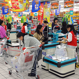 Acquisti ai magazzini Carrefour di Shangai (Afp)