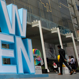 L'ingresso del rinnovato Central World di Bangkok (Afp)