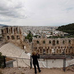 Nuovi aiuti o ristrutturazione: il salvataggio della Grecia agita i Governi Ue. Nella foto l'antico testro di Erode Attico ad Atene (Reuters)
