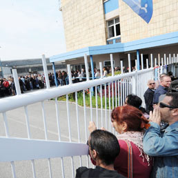 Tensione tra gli operai in coda nella fabbrica ex Bertone per il primo giorno del referendum. 2 Maggio 2011 (ANSA/DI MARCO)