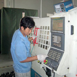 Un dipendente della MiniGears, la prima società manifatturiera italiana ad arrivare a Suzhou