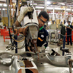 Le imprese italiane alla conquista dell'India nel segno della concretezza. Nella foto un operaio indiano al lavoro in un'azienda italiana nei pressi di Mumbai (Reuters)