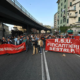 Fincantieri, la protesta non si ferma. Tajani: intervenga la Bei. Nella foto il corteo degli operai della Fincantieri che dopo una riunione si sono diretti verso le Riparazioni Navali, dove c`erano ad attenderli i loro colleghi metalmeccanici, e poi alla sede di Confindustria (Ansa)